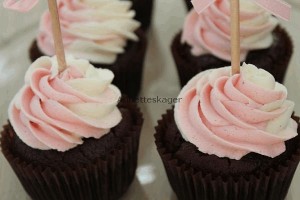 Chokolade cupcakes med jordbær/vanilje frosting