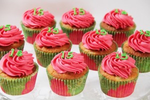 Cupcakes med pink frosting til fødselsdag