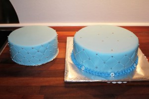 Lyseblå fondantkager til dåb - Annettes kager