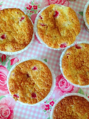 Cupcakes med jordbær og fløde