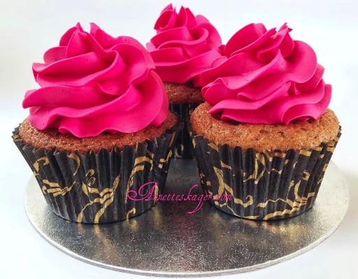 Pink frosting på cupcakes