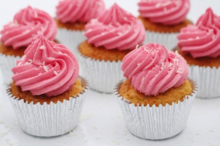 Muffins med skyr og lyserød frosting
