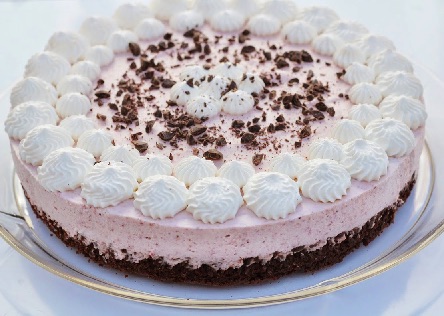 Chokoladekage med jordbær mousse og flødeskum