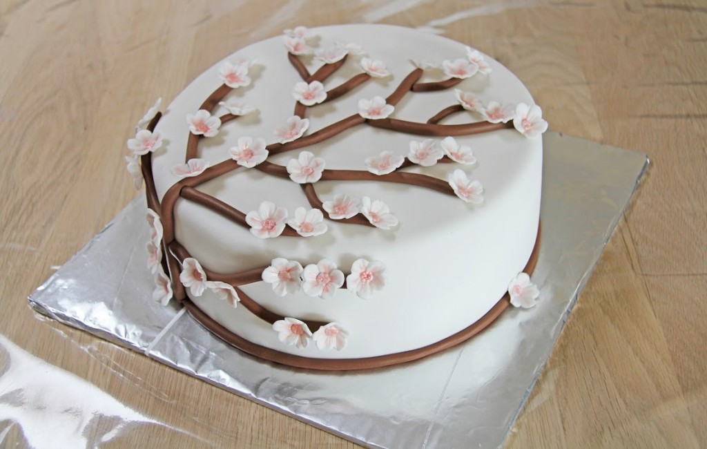 Kage med fondant kirsebær blomster - Annettes kager