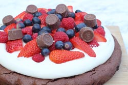 Chokoladekage med creme og frisk frugt