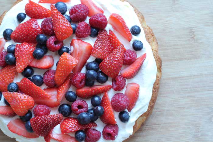 Vanilla cake with fresh berries